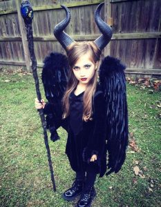 Disfraz maléfica  Diy halloween costumes easy, Diy halloween costumes for  women, Maleficent costume